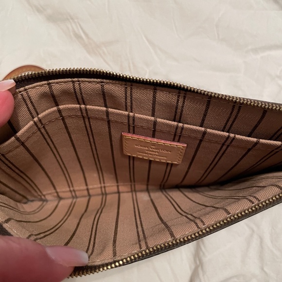 Louis Vuitton Neverfull pouch, wristlet - Picture 3 of 10